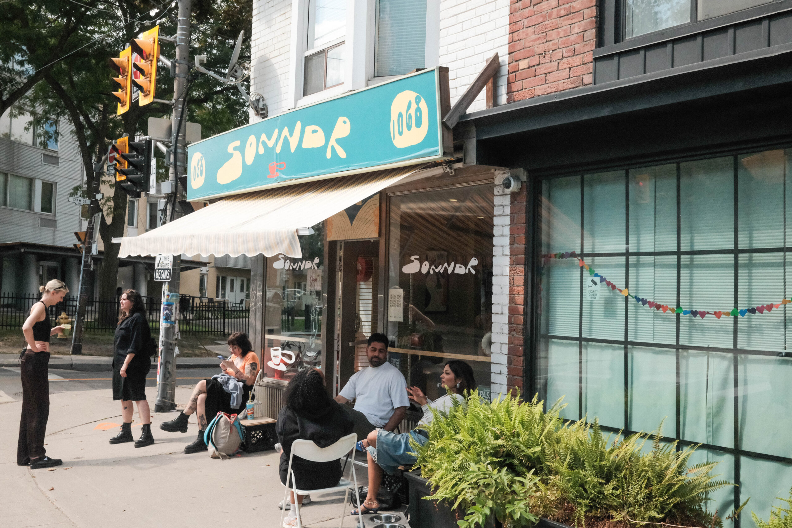 Sonndr Café | Front of coffee shop with people sitting and chatting | Homes Almanac